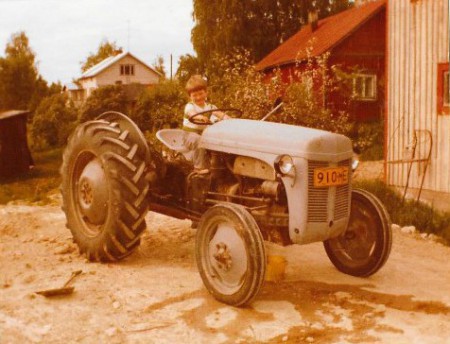 Pirkka 3v. ja Ferguson petrooli vm.1952 Suonsyrjässä.
